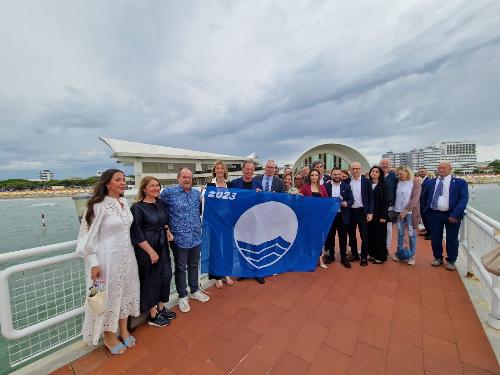 L'assessore regionale alla Difesa dell'Ambiente, energia e sviluppo sostenibile Fabio Scoccimarro alla consegna della Bandiera Blu a Liganno Sabbiadoro - 6 luglio 2023