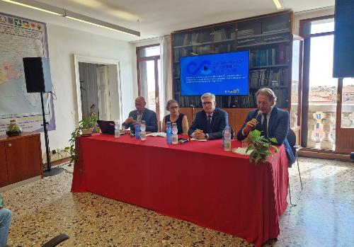 L'assessore regionale all'Ambiente Fabio Scoccimarro (a destra) interviene alla la presentazione dell'Osservatorio dei cittadini sulle piene a Venezia. Al centro l'assessore all'Ambiente della Regione Veneto Gianpaolo Bottacin
