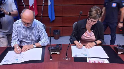L'assessore regionale Riccardo Riccardi al momento della firma dell'accordo con la presidente della Fondazione Progettoautismo Elena Bulfone