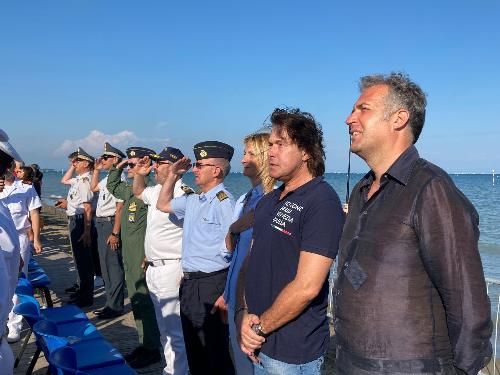 Bini assiste all'air show "W Lignano" assieme alle autorità militari e istituzionali 