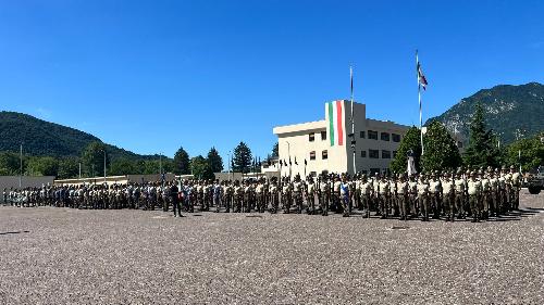 Il rischieramento degli alpini durante la cerimonia ufficiale del cambio di comando della Julia nella caserma Feruglio di Venzone, sede dell'Ottavo Reggimento Alpini