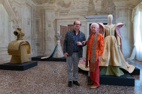 Il vicegovernatore Mario Anzil con lo stilista Roberto Capucci nei locali in cui è allestita la mostra a Villa Manin