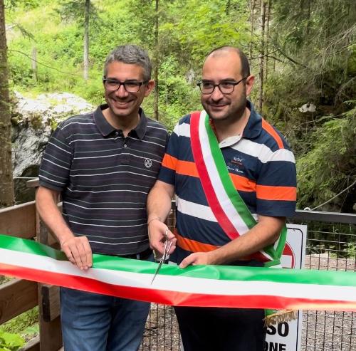 L'assessore regionale Pierpaolo Roberti e il sindaco di Sappada Manuel Piller Hoffer al taglio del nastro del nuovo percorso attrezzato all'interno della gola dell'Acquatona