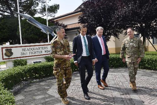 Il governatore del Friuli Massimiliano Fedriga nella sua visita alla Base di Aviano con il console generale Usa a Milano Robert Needham e i comandanti del 31. Fighter wing, generale di brigata aerea Tad Clark e il comandante dell'aeroporto Pagliano e Gori, colonnello Marco Schiattoni