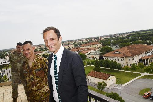 Il governatore Massimiliano Fedriga all'esterno della torre di controllo della Base aerea di Aviano