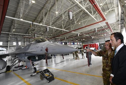 Il governatore del Fvg Massimiliano Fedriga all'interno di un hangar della base di Aviano 