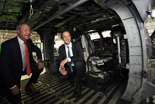 Il governatore del Fvg Massimiliano Fedriga con il console generale degli Usa a Milano Robert Needham all'interno di un elicottero