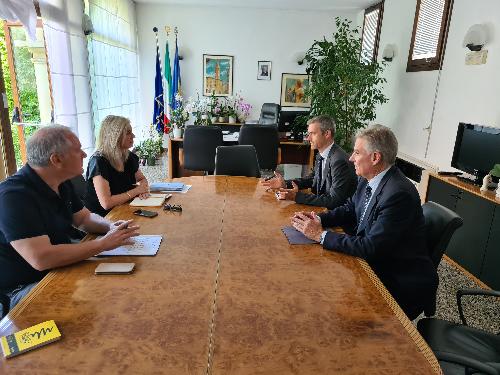 L'assessore Cristina Amirante durante il colloquio con i consiglieri politici della Base aerea di Aviano e della Setaf dell'Army di Vicenza