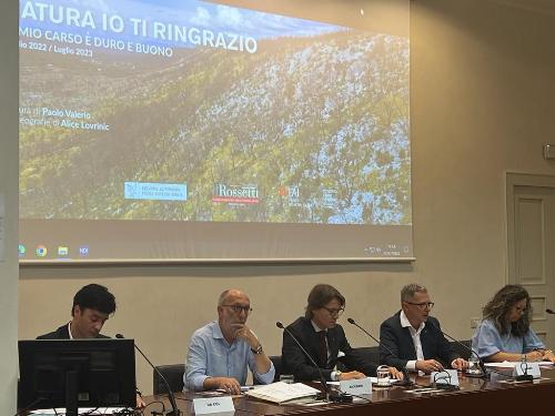 Gli assessori regionali Riccardo Riccardi (secondo da sinistra) e Stefano Zannier (quarto da sinistra) alla presentazione del video del Teatro Stabile del Fvg sui roghi del Carso del 2022