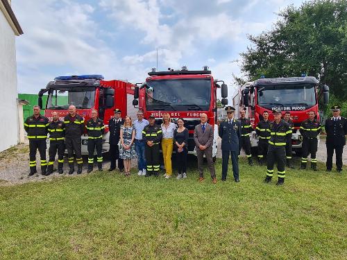 L'assessore Roberti (al centro) a Lignano Sabbiadoro per l'apertura del distaccamento stagionale permanente dei Vigili del fuoco