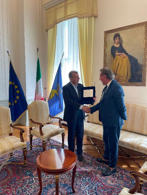 L'assessore regionale Fabio Scoccimarro (a destra nella foto) premia Alberto Cattaruzza