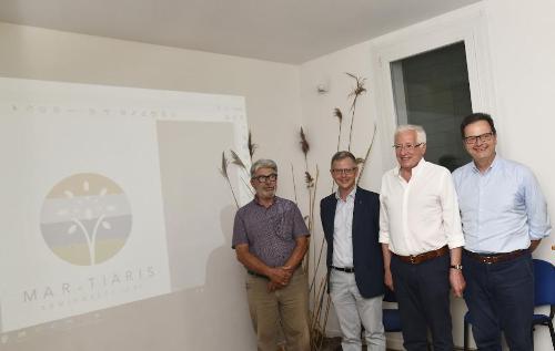 L’assessore regionale alle Risorse agroalimentari, Stefano Zannier (secondo da sinistra), alla presentazione del nuovo logo di "Mar e Tiaris" che si è tenuta al Centro visite della Riserva naturale regionale Valle Cavanata di Fossaln di Grado.