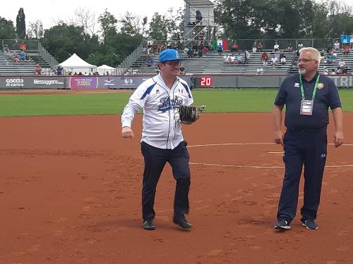Il vicegovernatore Mario Anzil sul campo di softball a Buttrio