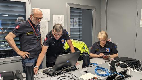 L'assessore Riccardo Riccardi nella sede della Protezione civile a Palmanova