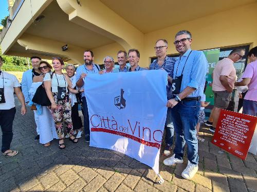 L'assessore Roberti alla consegna della bandiera Città del vino a Muggia