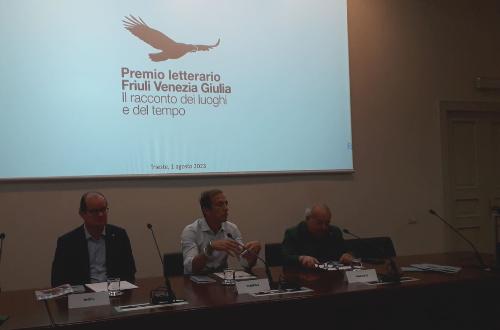 Il governatore Massimiliano Fedriga alla presentazione dell’edizione 2023 del Premio letterario Friuli Venezia Giulia - Il racconto dei luoghi e del tempo. A sinistra l'assessore alla Cultura Mario Anzil e a destra il presidente della Fondazione Pordenonelegge Michelangelo Agrusti.