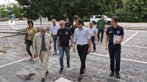 Il governatore Massimiliano Fedriga (sesto da sinistra nella foto) e l'assessore Riccardo Riccardi (quarto da sinistra) a Brugnera