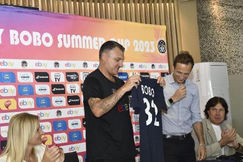 Fedriga consegna la maglia "Io sono Fvg" con il numero 32 a Bobo Vieri