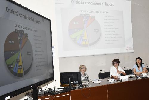 L'assessore Rosolen durante l'illustrazione dei dati 2023 presentati dagli sportelli di ascolto antimobbing regionali