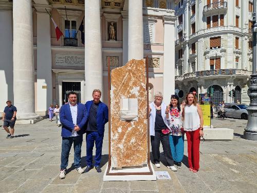 L'assessore regionale Fabio Scoccimarro (secondo da sinistra nella foto) accanto a una scultura di Edi Carrer