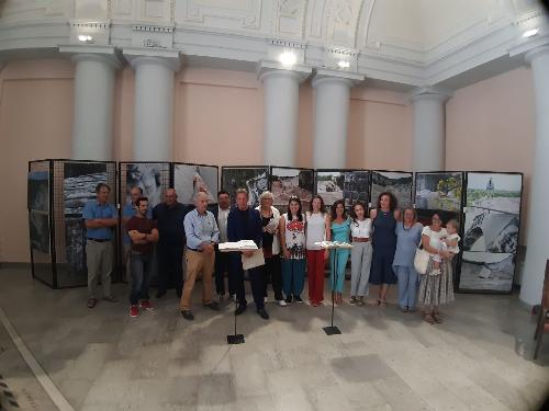 Foto di gruppo per la presentazione della mostra "Storia di pietre/I marmi di Aurisina"