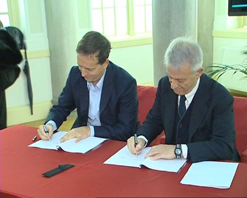 Corrado Clini (direttore del ministero dell’Ambiente) ed Alessandro Vescovini (presidente del Gruppo Vescovini) durante la firma dell’accordo volontario “Carbon Foot Print” – Monfalcone 31/01/2014