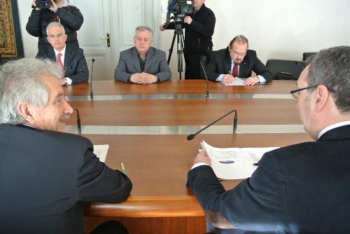 Bruno Tellia (Presidente FRIE) e Sergio Bolzonello (Vicepresidente FVG e assessore regionale Attività produttive) alla conferenza stampa sull'attività del FRIE-Fondo di Rotazione per le Iniziative Economiche nel 2013 - Trieste 14/02/2014