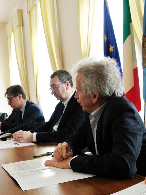 Francesco Peroni (Assessore regionale Finanze), Sergio Bolzonello (Vicepresidente FVG e assessore regionale Attività produttive) e Bruno Tellia (Presidente FRIE) alla conferenza stampa sull'attività del FRIE-Fondo di Rotazione per le Iniziative Economiche nel 2013 - Trieste 14/02/2014