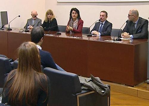 Mariagrazia Santoro (Assessore regionale Università) e Vincenzo Zoccano (Presidente Consulta regionale Associazioni persone disabili e loro famiglie) alla premiazione di una tesi di laurea su politiche e interventi riguardanti i diritti e l'integrazione sociale delle persone disabili - Trieste 17/02/2014