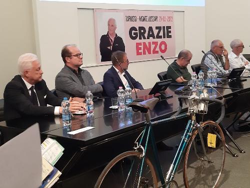 Tra le altre autorità, secondo da sinistra, Mario Anzil, vicegovernatore con delega allo Sport