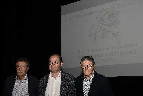 Al centro il vicegovernatore Mario Anzil con i figli di Nereo Rocco - da sinistra Tito e Bruno - sul palco del Teatro comunale di Gradisca d'Isonzo