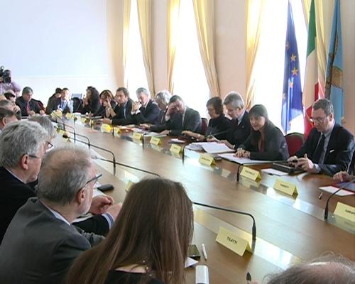 Sergio Bolzonello (Vicepresidente FVG e Assessore regionale Attività produttive), con Cesare Damiano (Presidente XI Commissione Lavoro Camera deputati) e Debora Serracchiani (Presidente Friuli Venezia Giulia), al Tavolo della Commissione Lavoro della Camera dei deputati - Trieste 24/02/2014