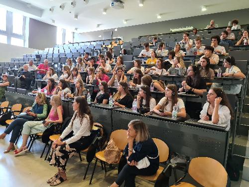 Gli studenti, alcuni anche dall'estero, nell'aula del polo universitario di Pordenone che partecipano al progetto europeo Summer Hacktown 2023