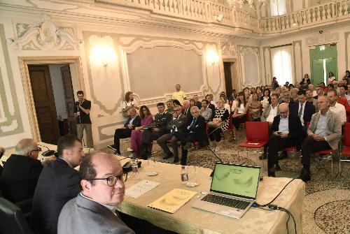 Il vicegovernatore Mario Anzil prima del suo intervento e il pubblico che ha assisitito alla presentazione del Festival del libro con gli autori