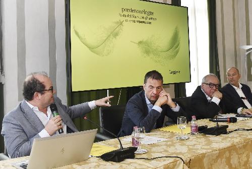 Il vicegovernatore con delega alla Cultura Mario Anzil durante il suo intervento alla presentazione del Festival Pordenonelegge