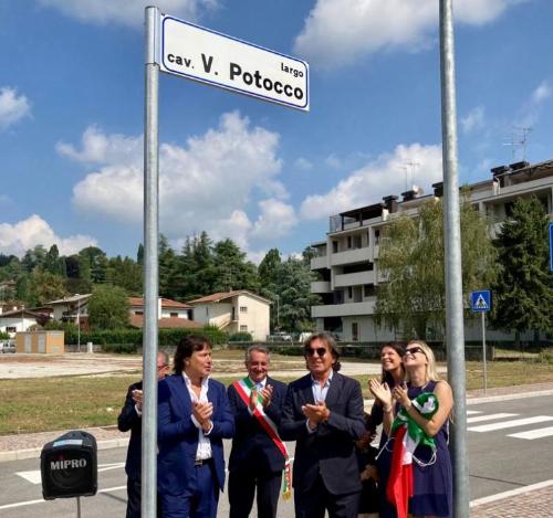 Un momento della cerimonia di intitolazione del nuovo largo, nella zona residenziale Borgo centro di Manzano, dedicata a Valerio Potocco.