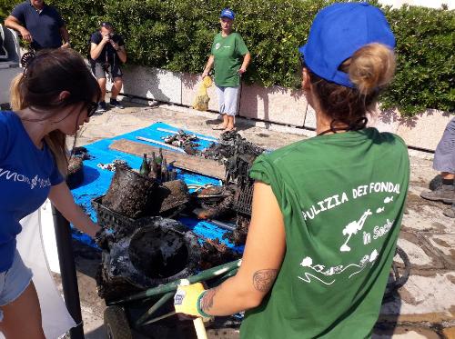 Il rifiuto più ingombrante pescato oggi in mare dai valontari dell'iniziativa "Pulizia dei fondali": un gabinetto.