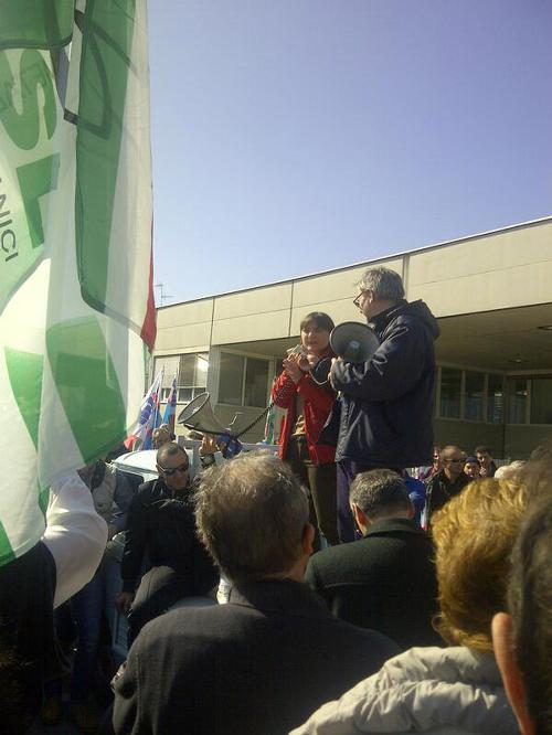 Debora Serracchiani (Presidente Friuli Venezia Giulia) all'assemblea aperta dei lavoratori dell'Electrolux, nel piazzale dello stabilimento - Porcia 07/03/2014

