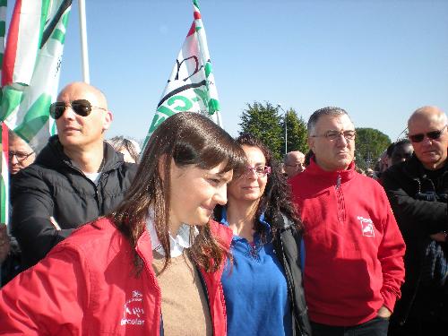 Debora Serracchiani (Presidente Friuli Venezia Giulia) all'assemblea aperta dei lavoratori dell'Electrolux, nel piazzale dello stabilimento - Porcia 07/03/2014
