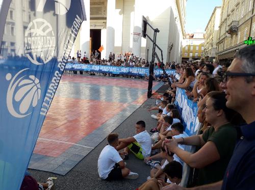 Folto pubblico in piazza Ponterosso per il torneo organizzato da Azzurra Basket.  