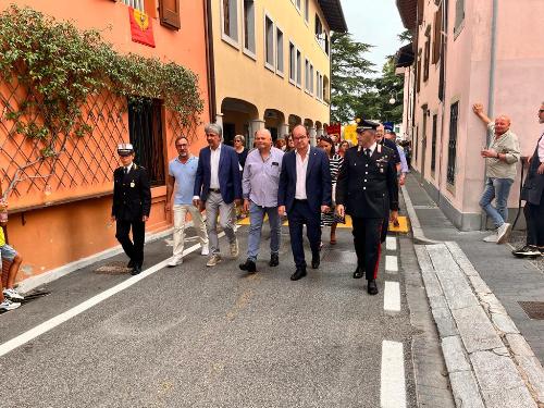 Il vicegovernatore del Friuli Venezia Giulia con delega a Cultura e sport Mario Anzil durante la sfilata che precede la Corsa degli asini di Fagagna