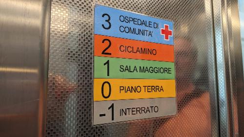 Segnaletica dell'Ospedale di comunità all'interno dell'Itis di Trieste 