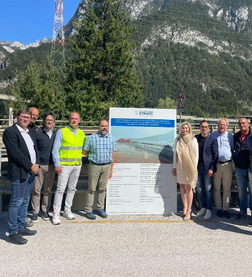 L'assessore alle Infrastrutture Cristina Amirante, a destra del pannello, all'avvio del cantiere per i lavori sul ponte in località Rio degli Uccelli a Pontebba (Udine)