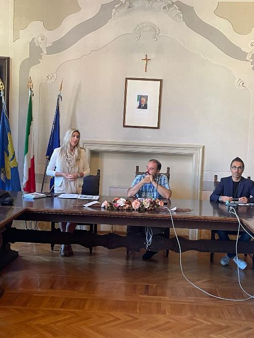 L'assessore regionale Cristina Amirante durante l'incontro in municipio con il sindaco di Pontebba Ivan Buzzi