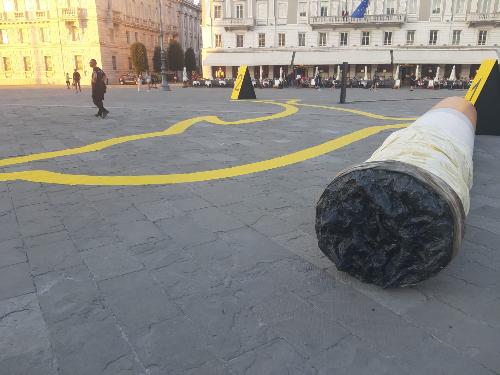 L'allestimento della campagna Bat-Marevivo in piazza Unità d'Italia a Trieste