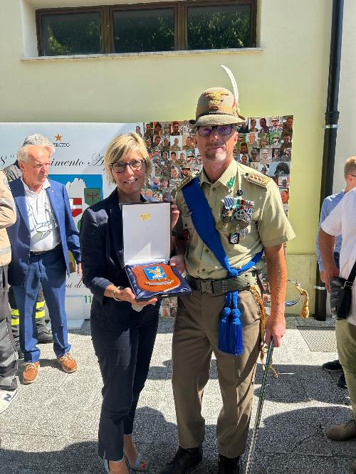 L'assessore Barbara Zilli mentre conferisce al colonnello David Colussi il Crest della Regione