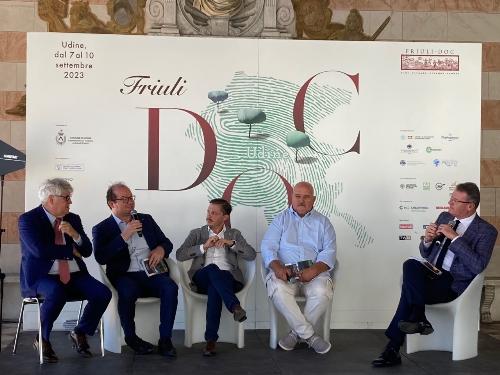 Il vice governatore con delega a Cultura e sport Mario Anzil alla presentazione della guida turistica di Repubblica dedicata a sport e vacanze outdoor in Friuli Venezia Giulia