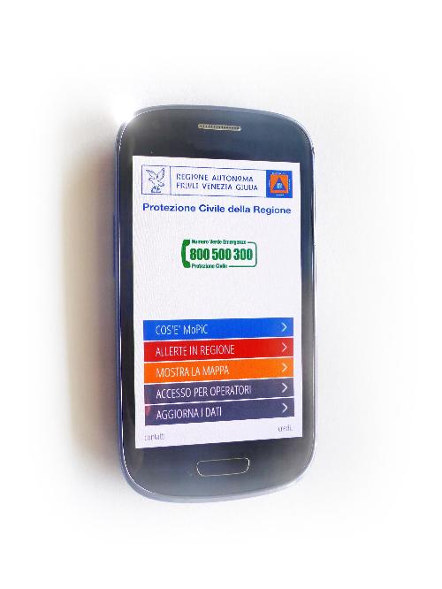 Schermata di uno smartphone con l'applicativo MoPiC per accedere ai contenuti dei piani comunali di emergenza - (10/04/2014)