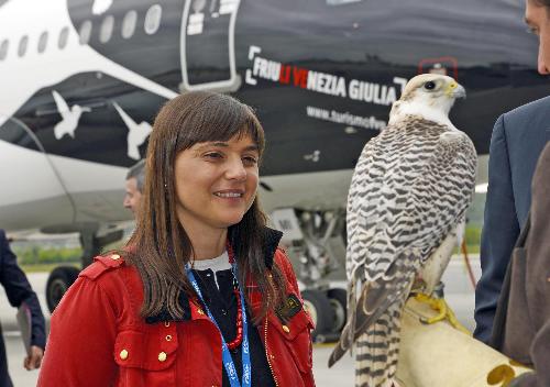 Debora Serracchiani (Presidente Friuli Venezia Giulia) e un addestratore con falco pellegrino per la difesa dei voli aerei da stormi di uccelli - Aeroporto di Ronchi dei Legionari 11/04/2014