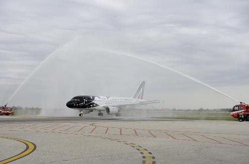 L'aereo Alitalia con la speciale livrea per la promozione del Friuli Venezia Giulia - Aeroporto di Ronchi dei Legionari 11/04/2014